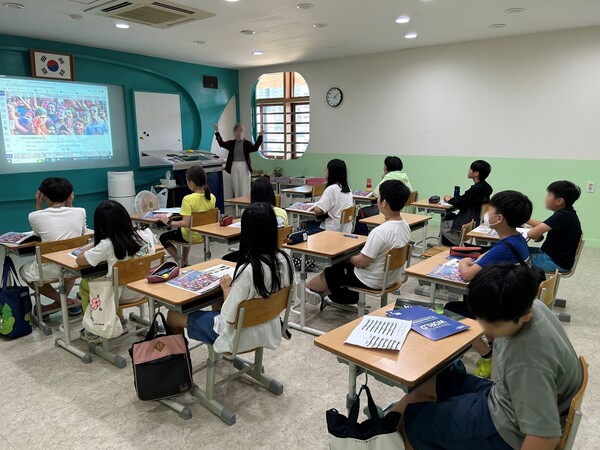 안양시가 학생의 영어 능력 향상과 사교육비 경감을 위해 학교 5곳에 ‘권역별 영어체험센터’를 무료로 운영하고 있다. (사진=안양시)