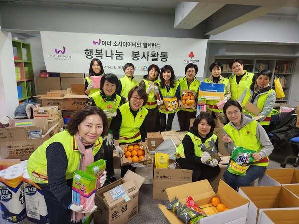 전국 W아너 소사이어티 리더들이 경기도에 모여 물품포장 봉사활동을 진행하고 있다. (사진=경기사랑의열매)