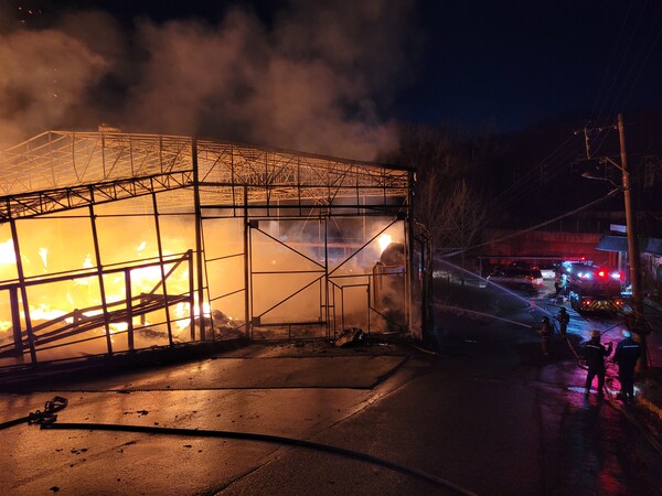 일산동구 성석동에 위치한 한 휴지류 제조공장에서 발생한 화재가 3월 23일 오후 6시 38분께 발생했다. (사진=고양소방서)