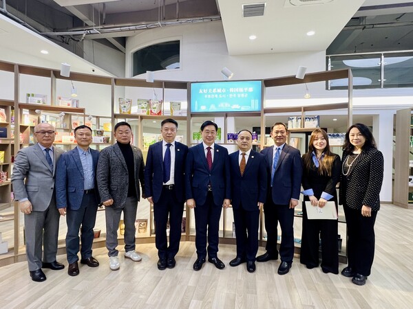 중국을 방문중인 양평군청 대표단과 기업대표들이 3월26일 조장시 라이브커머스센터에 양평지역 기업 7곳의 제품을 전시하고 개막식에 참석했다. (사진=양평군)