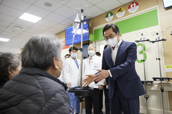  3월28일 ‘의사 집단행동’과 관련 분당서울대학교병원을 방문한 김동연 지사가 내원 환자들과 대화를 나누고 있다. (사진=경기도)
