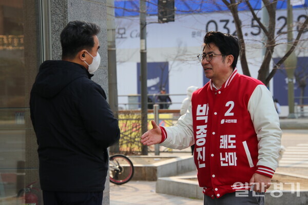 제22대 총선 국민의힘 인천 서구을 박종진 후보가 청라 1동 일대 주민들을 만나 지지를 호소하고 있다. (사진=조태근 기자)