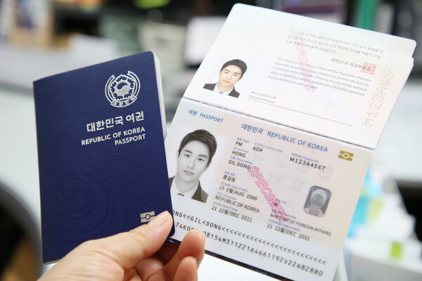 안양시가 오는 4월부터 ‘온라인 여권접수 사전 예약제’를 다시 운영한다. 예약은 안양시 홈페이지 내 ‘온라인 여권접수’ 메뉴에서 가능하며, 매주 화요일부터 목요일 오전 9시부터 12시까지만 예약을 받는다. (사진=안양시)