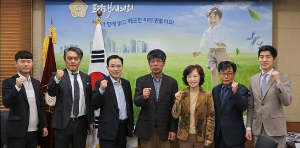 평택시의회(의장 유승영)는 4월1일 시의회 의장실에서 2023회계연도 결산검사위원을 위촉하고 검사계획 일정 등을 협의하였다. (사진=평택시의회)