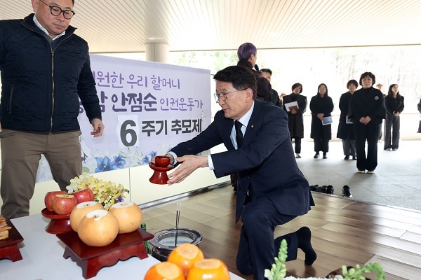 김기정 수원시의회 의장은 3월30일 수원시 연화장 추모의 집에서 열린 고(故) 용담 안점순 할머니 6주기 추모제에 참석했다. (사진=수원시의회)