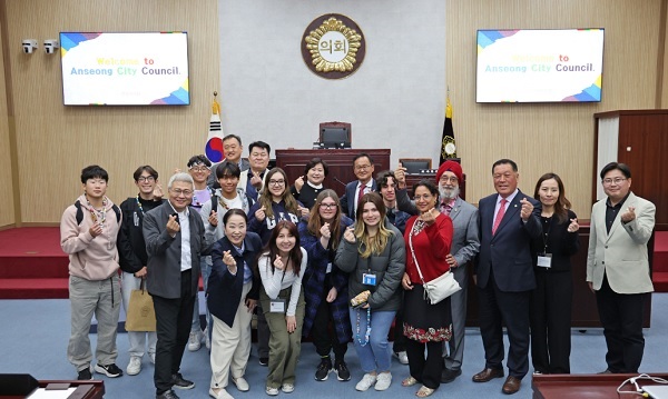 안성시의회는 안성시와 자매결연도시인 미국 캘리포니아주 브레아시와의 교류 활성화를 위해 “2024년 미국 브레아시 청소년 초청 프로그램”의 일환으로 안성시의회 견학을 실시했다. (사진=안성시의회)