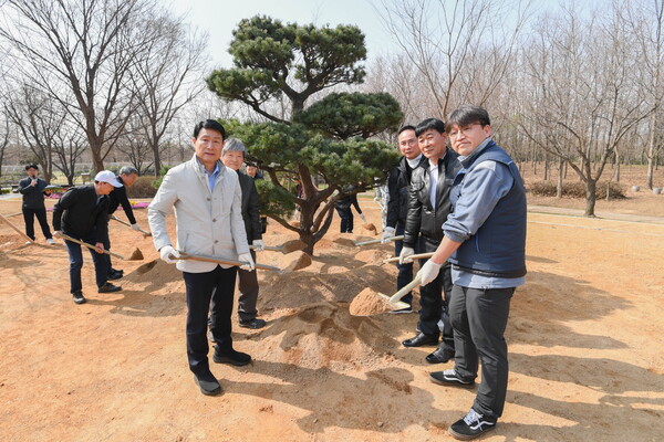 SL공사는 식목일을 맞아 야생화단지 내 새롭게 조성한 맨발 걷기 산책로를 정식 개장하고 산책로 주변에 수목 520주를 식재했다.(사진=SL공사)