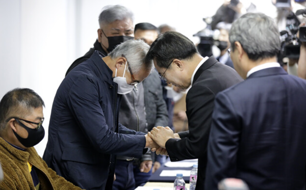 김동연 경기도지사가 선감학원 피해자들을 위로하고 악수를 하고 있다. (사진=경기도)