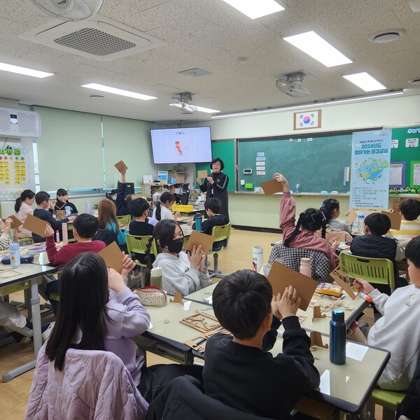 인천시 동구는 올해 찾아가는 환경교실을 오는 11월까지 운영한다고 밝혔다.  찾아가는 환경교실 진행 모습.(사진=인천동구청)