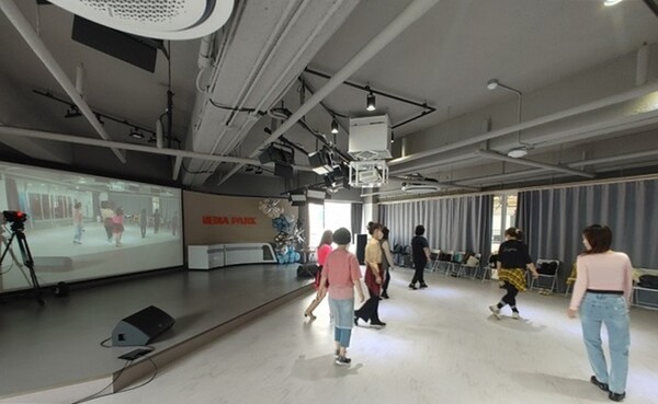 인천시 미추홀구 주안영상미디어센터가 미추홀 라인댄스 동아리의 미디어 제작 활동을 지원한다. 미추홀 라인댄스 동아리의 미디어 제작 활동 모습.(사진=인천미추홀구청)