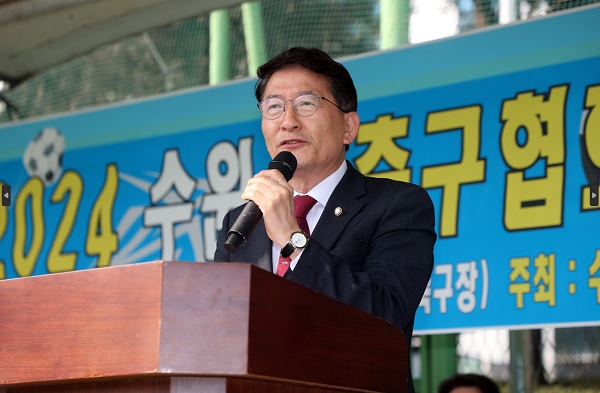 수원시의회 김기정 의장이 4월7일 수원시 권선구 고색동 솔대축구장에서 열린 수원시풋살연맹회장배 대회에 참석해 관계자들을 격려했다. (사진=수원시의회)