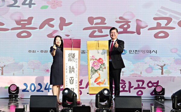 이영훈 인천미추홀구청장(오른쪽)이 수봉산 문화공연에 참여해 기념촬영을 하고 있다.(사진=인천미추홀구청)