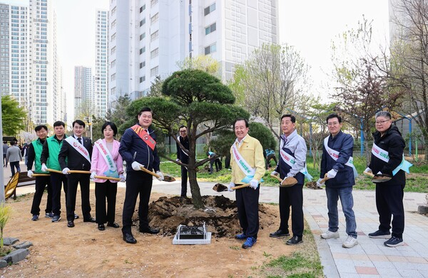 인천시 미추홀구가 용현도시농업공원에서 구민 참여 나무심기 행사를 진행했다.(사진=인천미추홀구)