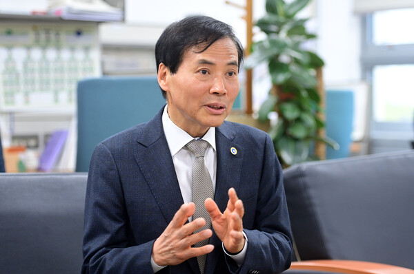 황효진 글로벌도시정무부시장이 15일 시청 기자실에서 취임100일기념 기자간담회를 하고 있다. (사진=인천시)