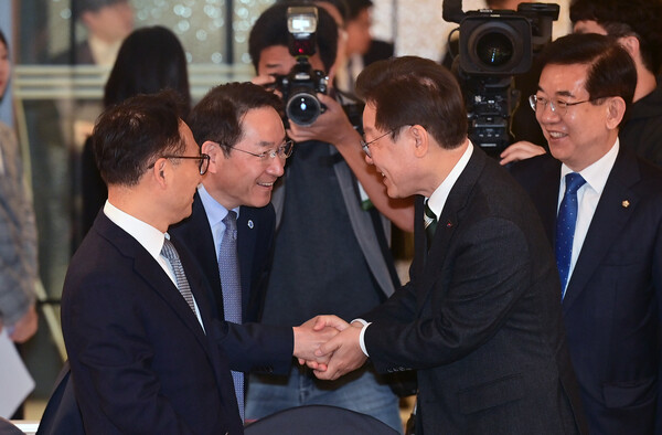 유정복 인천시장이 18일 카리스호텔에서 열린 '인천지역 국회의원 당선인 간담회'에서 이재명 더불어민주당 당대표와 인사를 하고 있다. (사진=인천시)