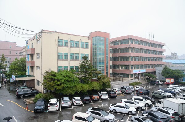 인천 미추홀구는 4월18일 구청 대회의실에서 어린이집 보육 교직원 100여 명을 대상으로 보육 교직원 의무교육을 실시했다. 인천미추홀구청 전경.(사진=인천미추홀구)