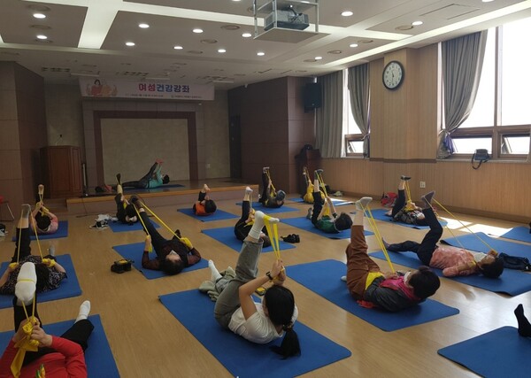 인천시 미추홀구 숭의보건지소는 오는 4월23일부터 5월21일까지 중·노년 여성을 대상으로 갱년기 여성질환 등에 대한 올바른 건강관리 정보 제공을 위해 여성건강강좌를 개최한다. 숭의보건지소 여성관련 프로그램 활동 모습.(사진=인천미추홀구청)