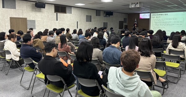 인천시 동구가 소나무홀에서 전직원과 직영사업근로자 100여명을 대상으로 중대재해예방교육을 진행하고 있다.(사진=인천 동구)