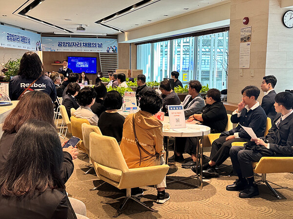 인천시 중구가 인천국제공항 제1여객터미널 4층 항공일자리 취업지원센터에서 공항일자리 채용의 날 행사를 진행하고 있다. (사진=인천 중구)