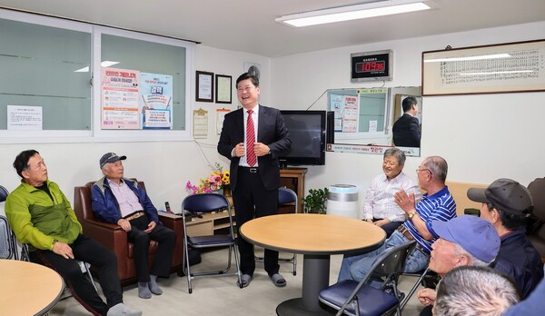 이영훈 미추홀구청장(사진 가운데)이 어르신 안부 확인 및 경로당 이용 관련 의견을 청취하고자 지역 내 경로당을 방문했다.(사진=인천미추홀구청)