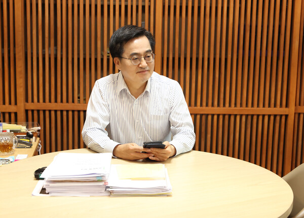 김동연 경기도지사가 5월1일 ‘The 경기패스(더 경기패스)’ 사업을 앞두고  ‘The 경기패스’ 이용을 위한 카드 신청 등 절차를 직접 시연하고 있다. (사진=경기도) 