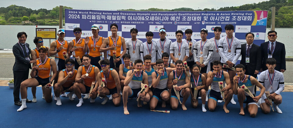 용인시는 직장운동경기부 선수들이 올해 열린 각종 대회에서 우수한 성적을 거두면서 시의 위상을 한 층 높이고 있다고 4월24일 밝혔다. 2024 아시안컵 조정대회에서 9인승 부분 2위의 성적을 거둔 용인특례시청 조정팀. (사진=용인시)