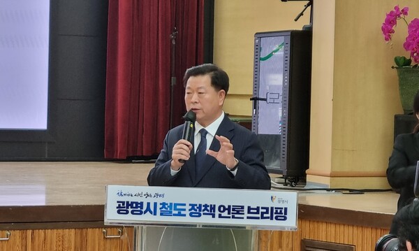 박승원 광명시장은 4월25일 오전 광명시청 대회의실에서 열린 철도정책 브리핑에서 철도정책을 설명하고 있다. (사진=박웅석 기자)