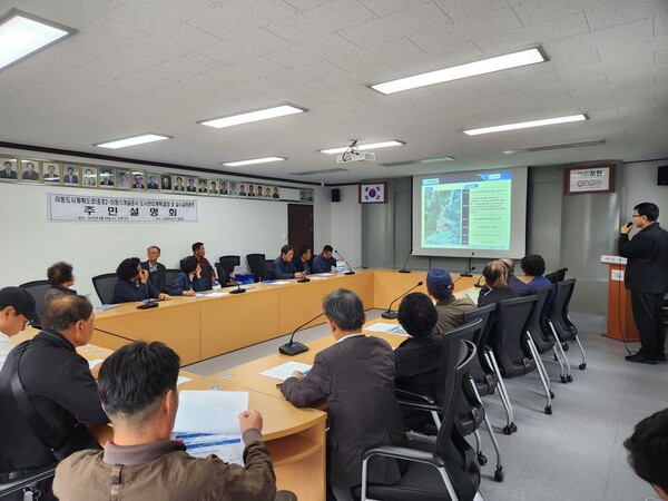 포천시는 4월24일 이동면 행정복지센터에서 이동초등학교와 이동중학교를 지나는 도시계획도로 1개소에 대한 주민설명회 개최했다. (사진=포천시)