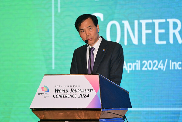 황효진 글로벌도시정무부시장이 라마다송도호텔에서 열린 2024 세계기자대회에서 축사를 하고 있다.(사진=인천시청)