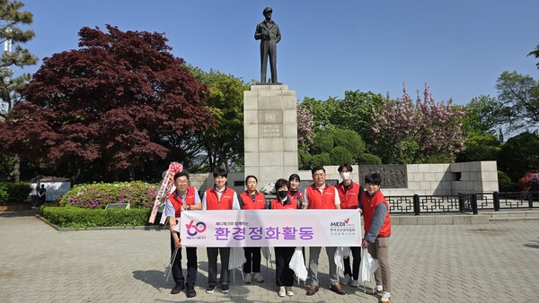 한국건강관리협회 인천시지부가 어스체크 플로깅 활동을 진행하고 기념촬영을 하고 있다.(사진=한국건강관리협회 인천시지부)