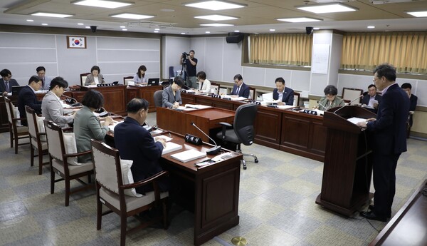 수원시의회 기획경제위원회는 4월29일 조례안 등 6건의 안건을 심사했다. (사진=수원시의회)