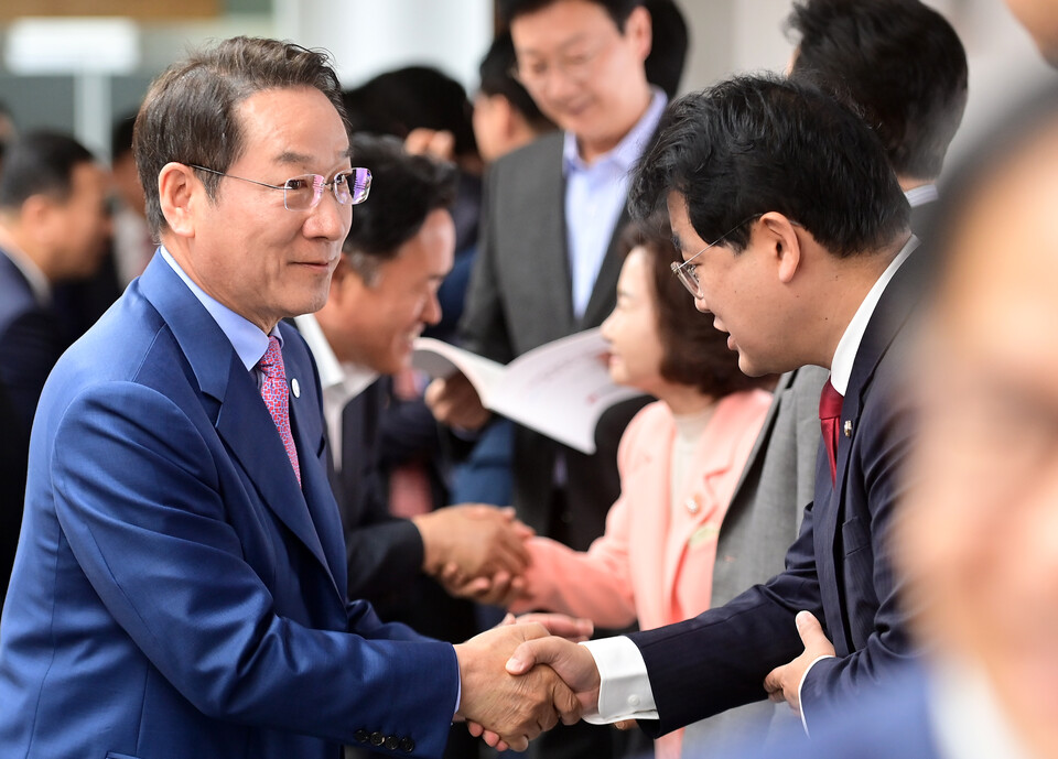 유정복 인천광역시장이 2일 시청에서 열린 '2024년 인천시-국민의힘 인천시당 당정협의회'에서 배준영 인천시당위원장과 인사를 하고 있다.