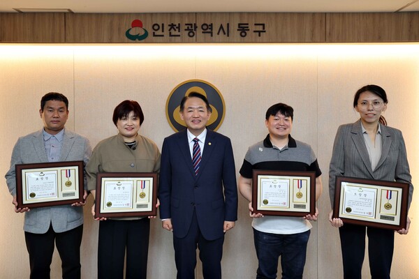김찬진 인천 동구청장(사진 가운데)이 우수중소기업 및 모범근로자 표창을 수여하고 기념촬영을 하고 있다.(사진=인천동구청)