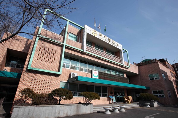 인천시 동구가 노인의료나눔재단과 협력해 지역 내 60세 이상의 저소득층 노인을 위한 무릎인공관절 수술비를 지원한다. 인천동구보건소 전경. (사진=인천동구보건소)