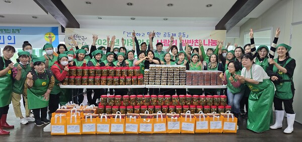 인천시 미추홀구새마을부녀회는 학익동 새마을회관에서 사랑의 밑반찬 나눔 행사를 진행하고 기념촬영을 하고 있다.(사진=인천 미추홀구)