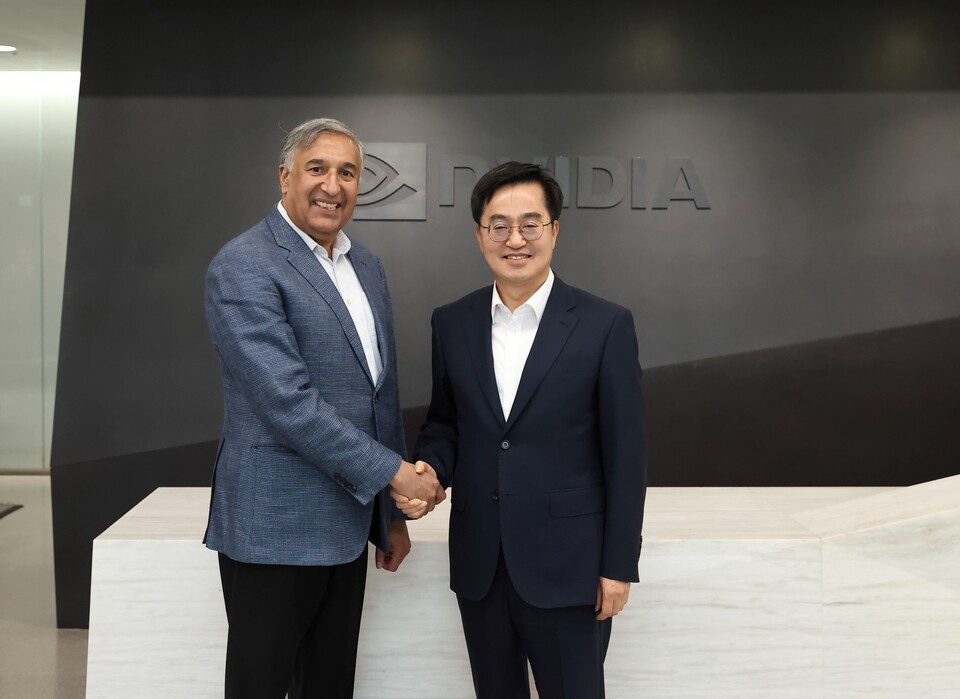 현지시각 7일 오후 김동연 경기도지사가 엔비디아(NVIDIA) 샨커 트리베디(Shanker Trivedi) 수석 부사장(Senior Vice President)과 기념촬영을 하고 있다. (사진=경기도)
