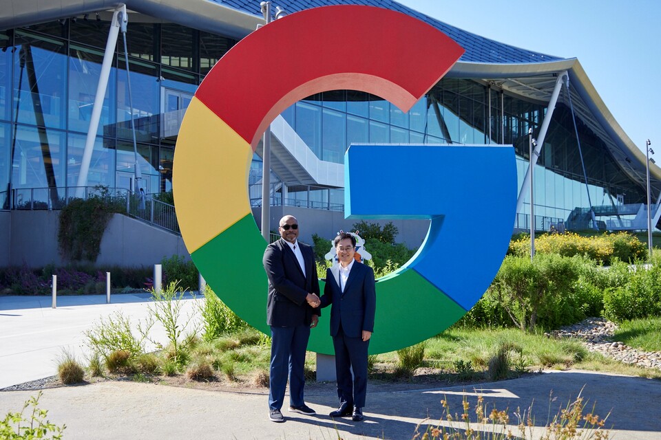 현지시각 7일 오후 김동연 경기도지사가 미국 캘리포니아주에 있는 구글 본사를 방문해 MK 팔모어(MK Palmore) 정보보안 이사(Google US Director, CISO Office)와 인사를 나누고 기념촬영을 하고 있다. (사진=경기도)