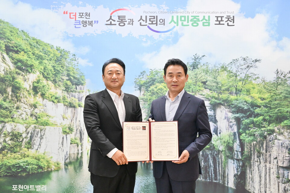 포천시는 5월7일 기회발전특구 지정을 위한 첨단 국방드론/UAM 산업 육성의 일환으로 주식회사 숨비(대표 오인선)와 도심항공교통(UAM) 산업 발전과 인프라 구축 그리고 PAV(개인비행체) 조기 사업화를 위한 상호발전 업무협약을 체결했다. (사진=포천시)