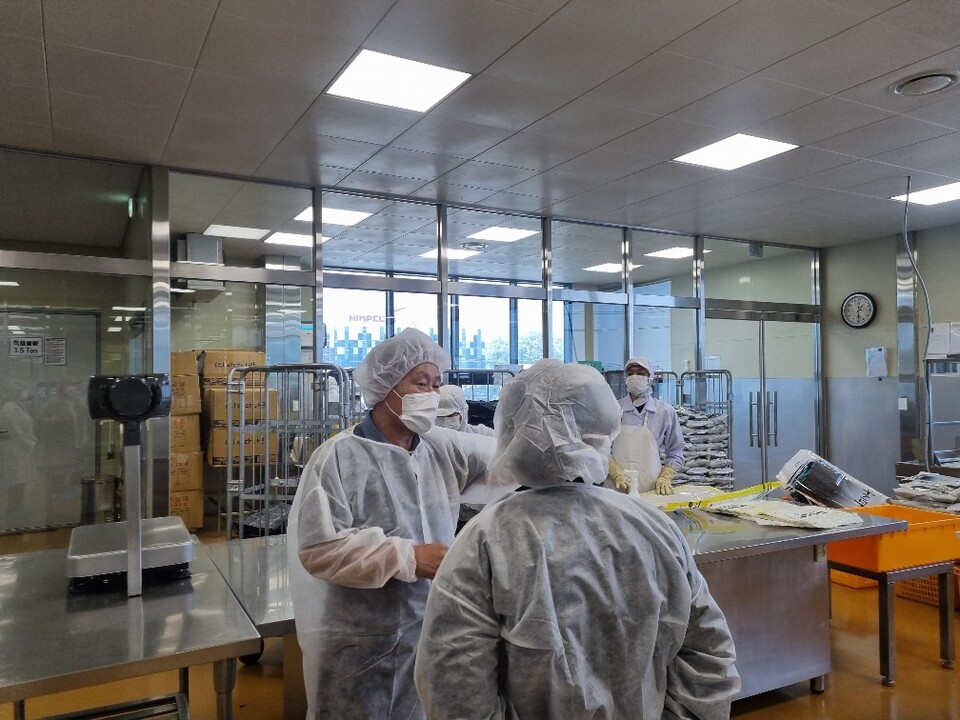 수원시가 학교급식 식자재를 공동구매 하는 10개 업체(수산물 5개, 김치 4개, 가공식품 1개)를 불시에 현장 점검했다. (사진=수원시)