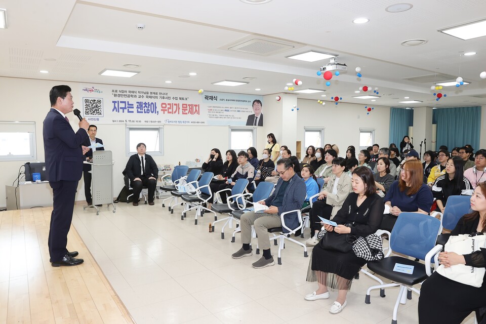 용비도서관에서 열린 하루만 깜짝, 팝업 북콘서트에 참석한 이영훈 인천미추홀구청장이 인사말을 하고 있다.(사진=인천미추홀구)