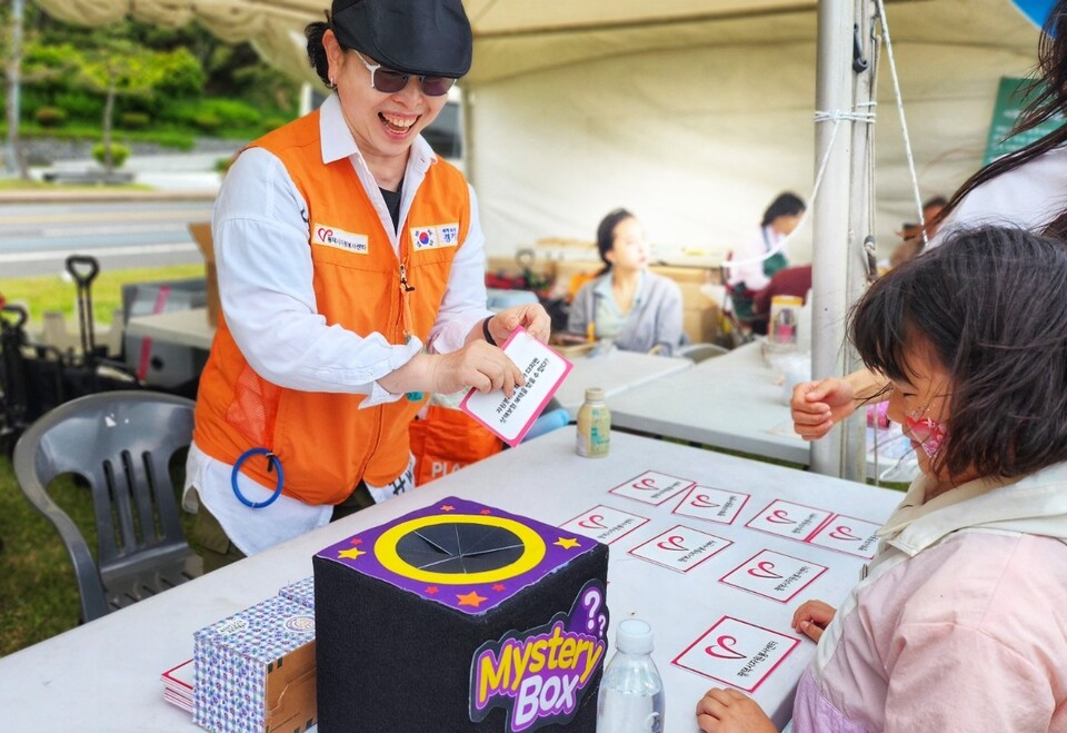 평택시자원봉사센터는 지난 5월11일 자원봉사활동과 지속 가능한 탄소중립 실천을 위한 캠페인을 진행했다.(사진=평택자원봉사센터)