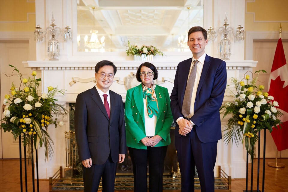 김동연 경기도지사가 캐나다 브리티시컬럼비아(BC)주 현지시각 13일 오전 빅토리아시 소재 BC주 총독 관저(Government House)를 방문해 재넷 오스틴(Janet Austin) 총독(Lieutenant Governor)과 데이비드 이비(David Eby) BC주 수상(Premier) 과 기념촬영하고 있다. (사진=경기도)