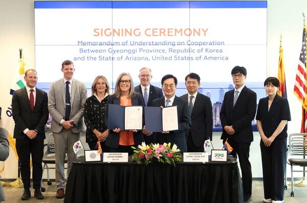 김동연 경기도지사는 5월14일(현지 시간) 캐이티 홉스 미국 애리조나 주지사를 만나 우호협력 협약을 체결했다. (사진=경기도)
