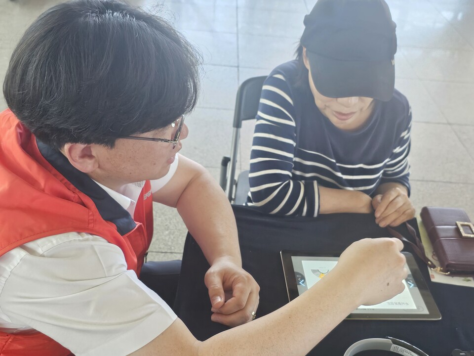 한국건강관리협회 인천시지부가 지하철 1호선 주안역 2층 대합실에서 건강체험관을 운영하고 있다.(사진=한국건강관리협회 인천지부)