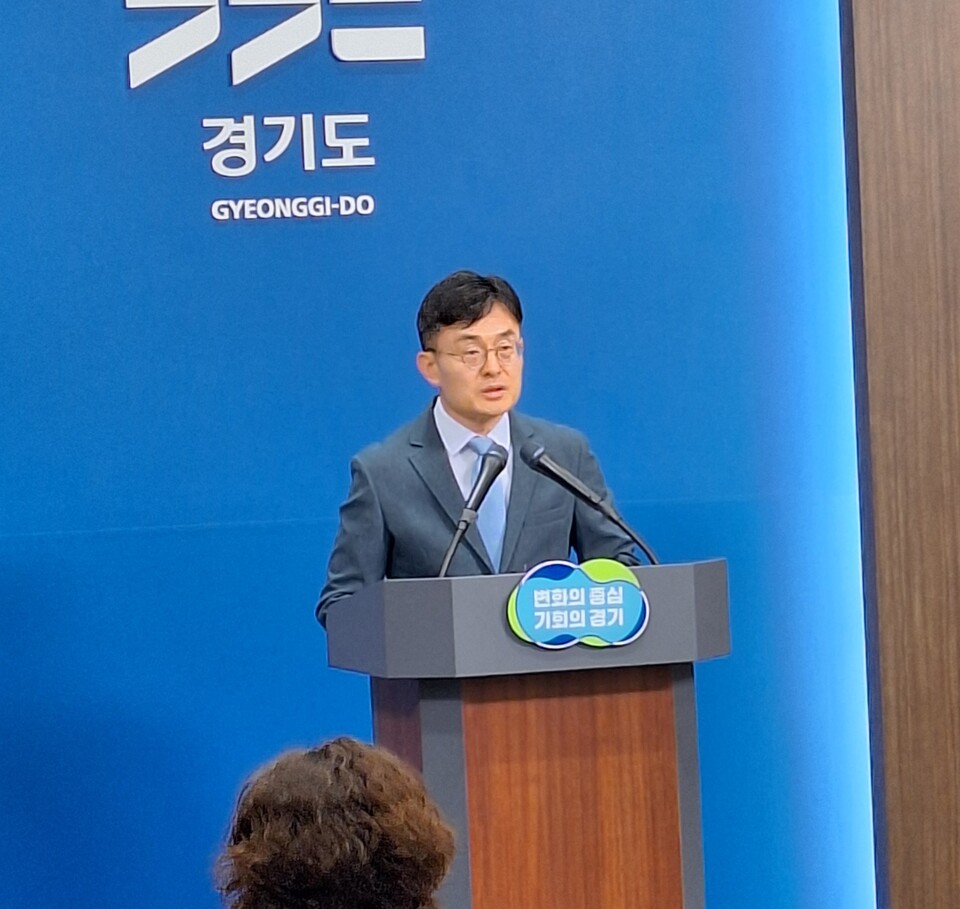 김현곤 경기도 경제부지사는 16일 경기도청에서 기자회견을 열고 경기도가 고금리와 고물가로 어려움을 겪는 소상공인과 취약계층, 청년들을 위해 ‘민생회복 렛츠고(Let’s Go)!’ 프로젝트를 추진한다고 밝혔다. (사진=김인창기자 )