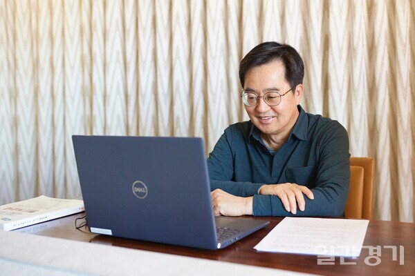 김동연 경기도지사가 전국 17개 광역자치단체장(시도지사) 지지 확대지수 조사에서 21개월 연속 1위를 차지한 것으로 나타났다. 사진은 미국과 캐나다 출장 중인 김동연 지사가 지난 5월15일 캐나다 현지 시각 오전 오병권 행정1부지사 등과 함께 영상회의를  하는 모습. (사진=경기도)