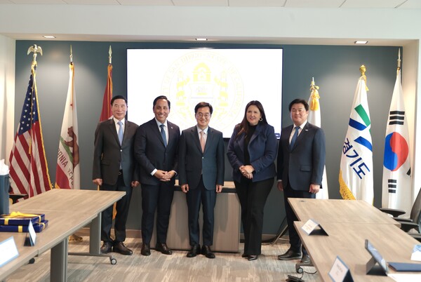 이원성 경기도 체육회장, 토드 글로리아 샌디에이고 시장, 김동연 경기도지사, 노라 바르가스 샌디에이고 카운티 의장, 임병택 시흥시장이 기념 촬영을 하고 있다. (사진=시흥시)
