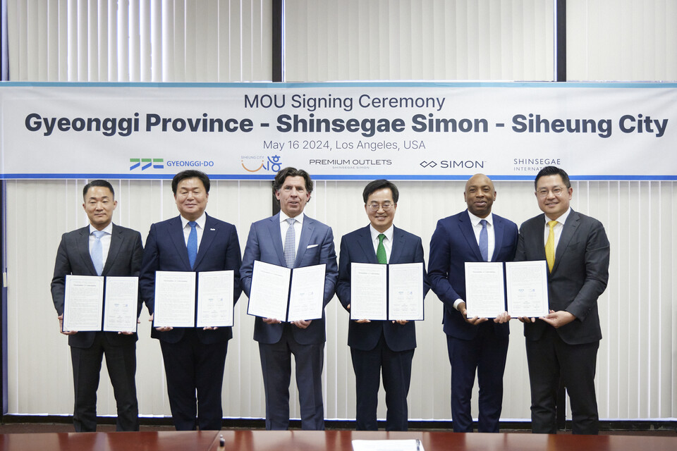 현지시각 16일 오후 국내 유통산업 투자유치 MOU 체결을 로스앤젤레스를 방문한 김동연 경기도지사가 마크 실베스트리(Mark Silvestri) 사이먼프로퍼티그룹 개발부문 사장, 우체 아큐주오(Uche Akujuo) 사이먼프로퍼티그룹 개발부문 부사장, 신상화 신세계인터내셔날 지원담당(상무), 윤홍립 신세계사이먼 지원담당(상무), 임병택 시흥시장과 협약서에 서명하고 기념촬영을 하고 있다.