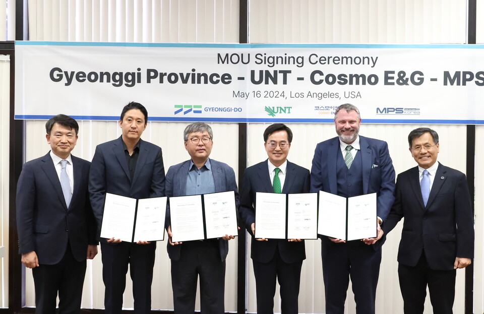현지시각 16일 오후 2차전지 신소재 생산ㆍ연구시설 설립에 따른 투자협력을 위해 로스앤젤레스를 방문한 김동연 경기도지사가 마이클 론델리 노스텍사스대학교 처장, 최원봉 노스텍사스대 교수, 양기일 코스모이엔지 대표이사, 박정민 엠피에스 LA지사장과 협약서에 서명하고 기념촬영을 하고 있다.