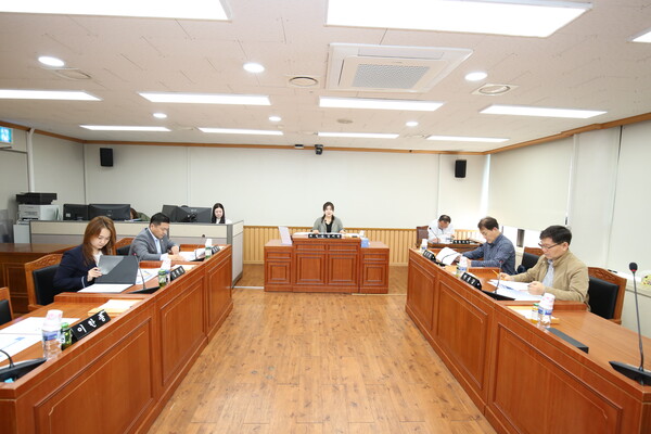 서구의회 폐기물처리시설 현안 해결과 서구 주권 확보를 위한 특별위원회는 17일 종량제봉투 가격 인하와 관련, 실효성 있는 정책 마련을 위해 회의를 개최했다.(사진=인천 서구의회)